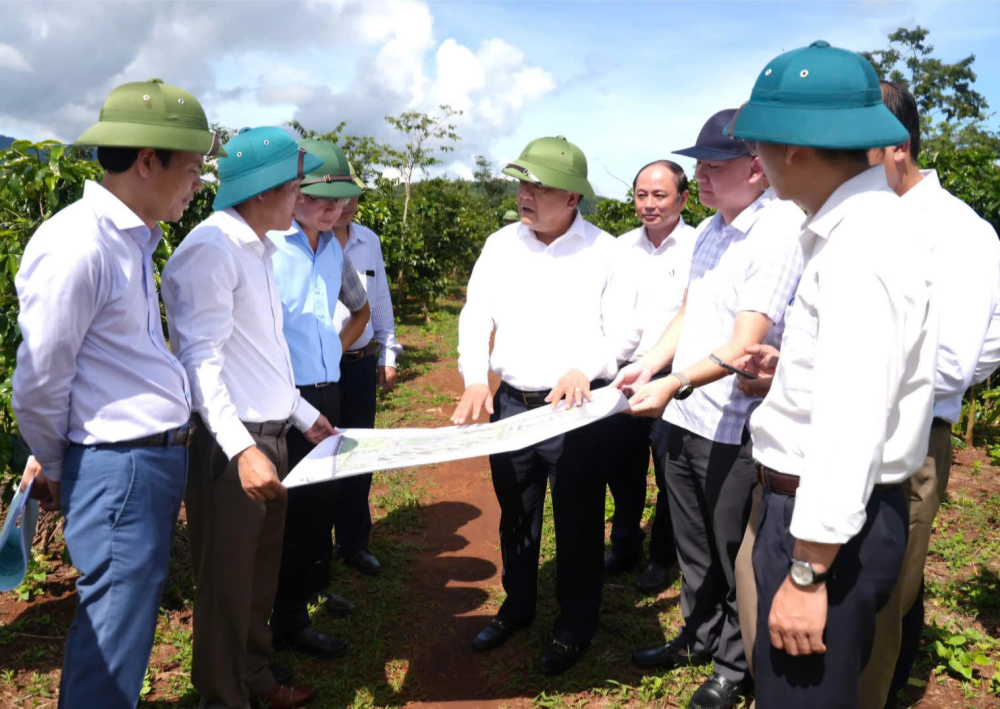 Chủ tịch UBND tỉnh kiểm tra thực địa xây dựng trụ sở, trường học tại Hướng Phùng